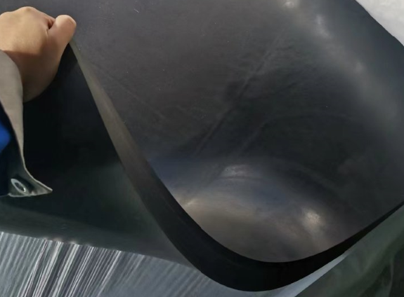 定制耐油防滑绝缘橡胶垫，耐磨减震性能优良，特殊花型胶垫打造高效防护